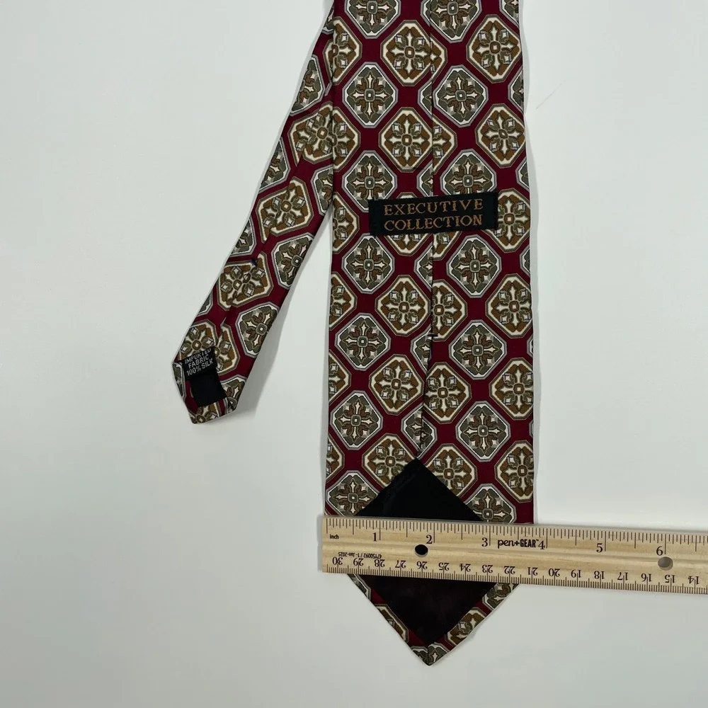 Executive Collection Burgundy Medallion Geometric Silk Necktie Mens One Size